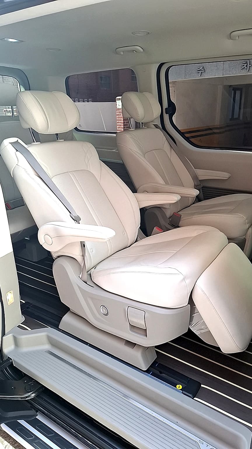 Hyundai Staria Lounge 2nd Row Captain Seats Side View