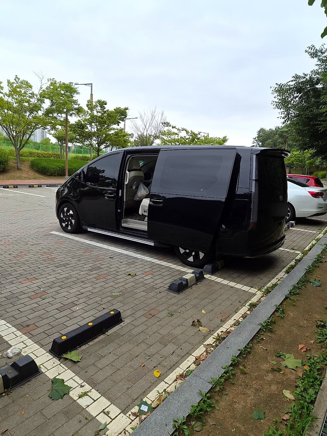 Hyundai Staria Lounge Black Rear Exterior