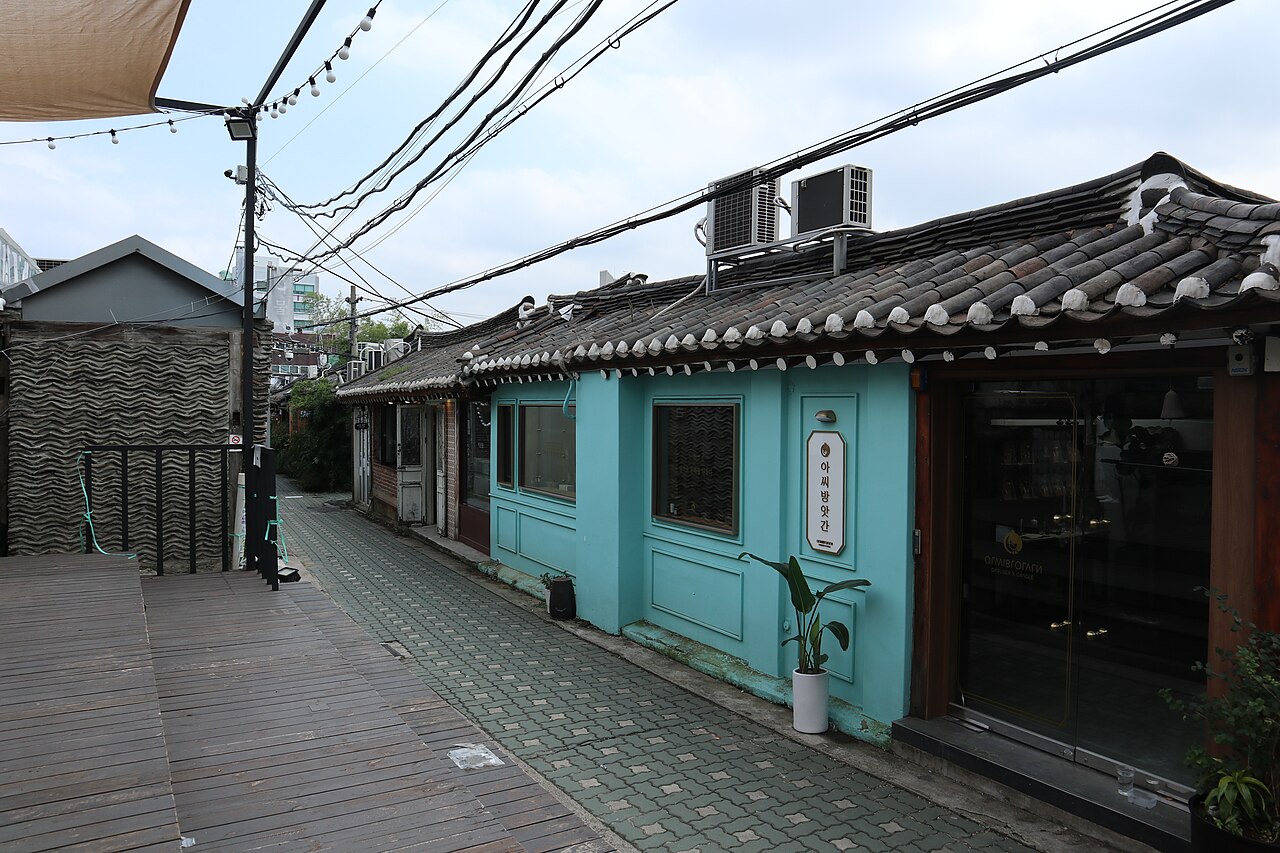 Ikseon-dong Hanok Cafe Street (익선동 한옥카페거리) 2