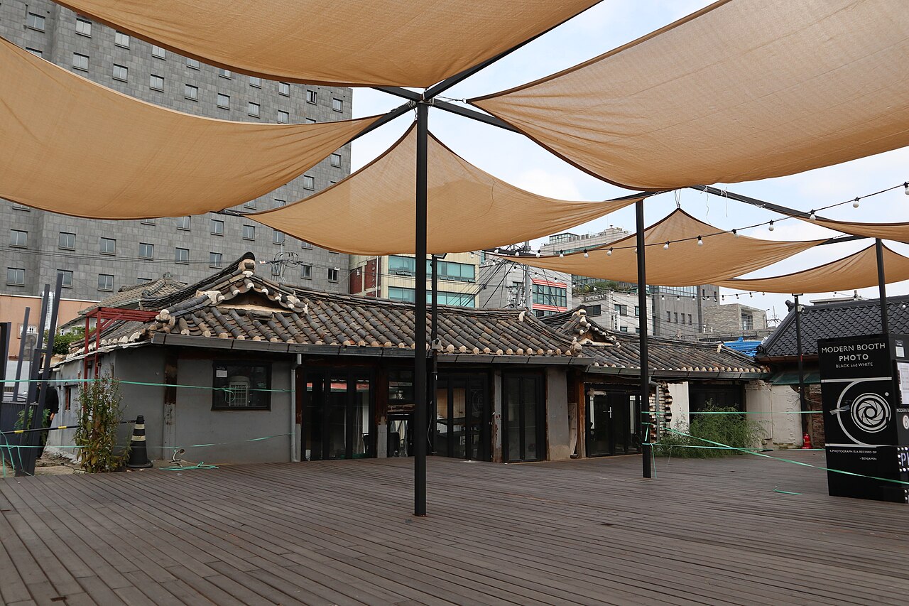 Ikseon-dong Hanok Cafe Street (익선동 한옥카페거리) 3