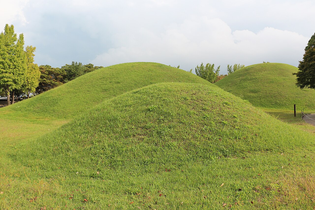 Daereungwon Ancient Tombs (대릉원) 1