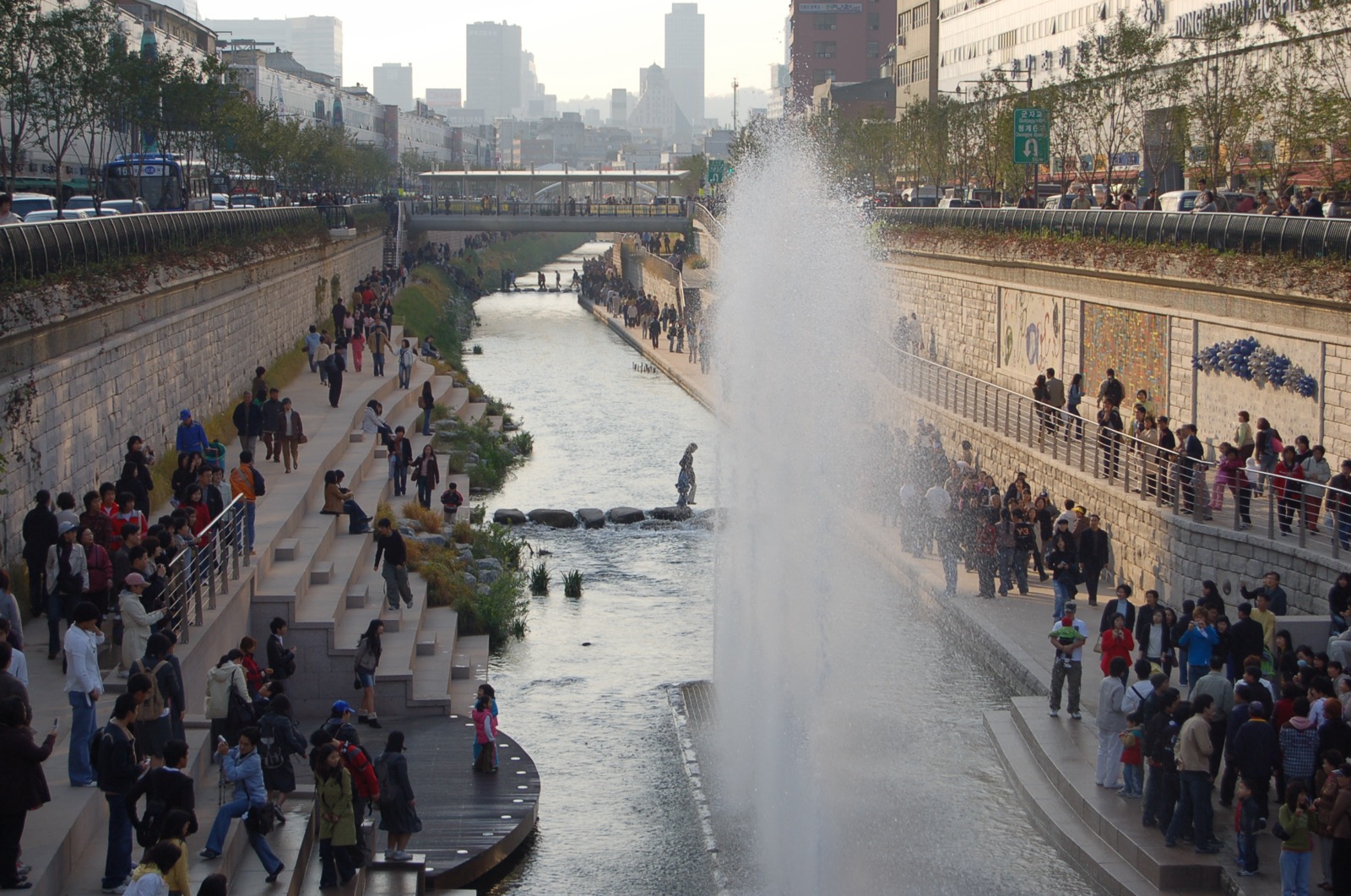 Cheonggyecheon Stream (청계천) 2