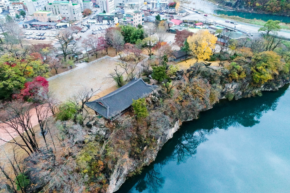 Samcheok Jukseoru Pavilion (삼척 죽서루) 2